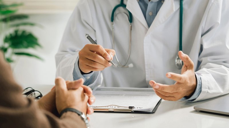 Ein Arzt spricht mit einem Patienten | Bild: stock.adobe.com/Pcess609 Ein Arzt spricht mit einem Patienten