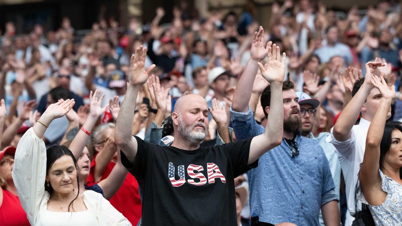 Trauerfeier für US-Aktivisten Kirk | Bild: picture alliance / Anadolu | Jon Putman Trauerfeier für US-Aktivisten Kirk