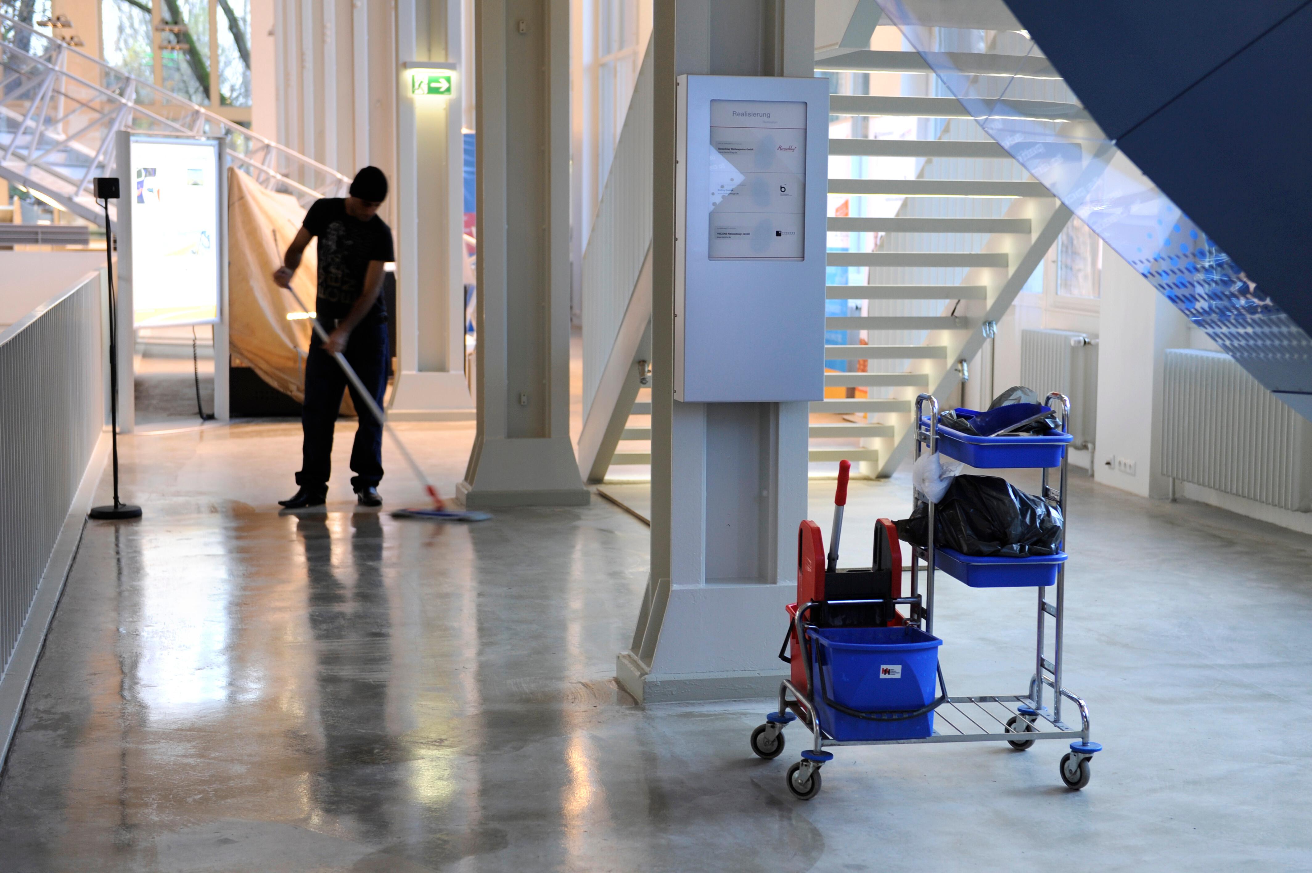 Putzkraft reinigt den Boden.