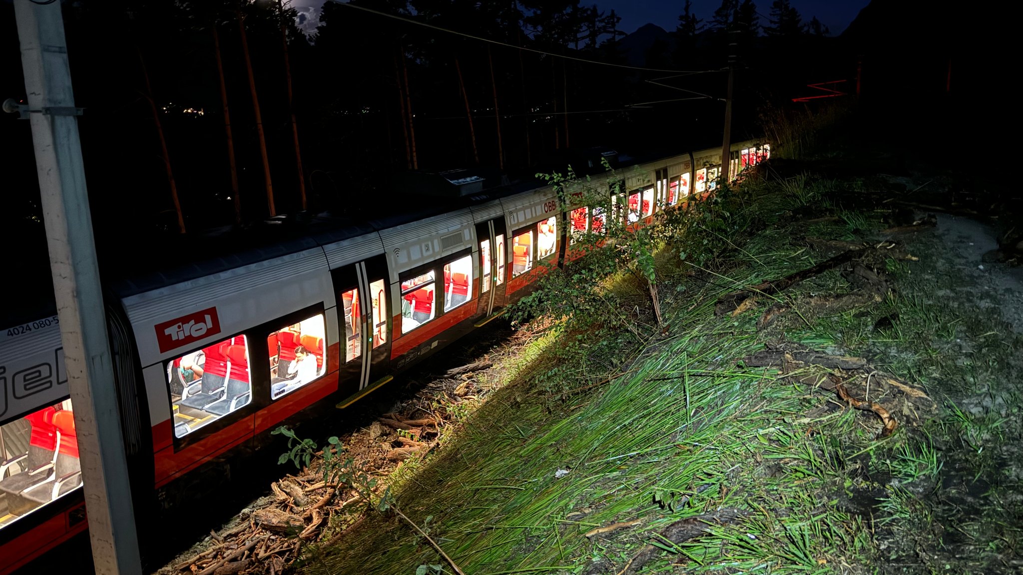 Ein Zug der Österreichischen Bundesbahn ist stecken geblieben.