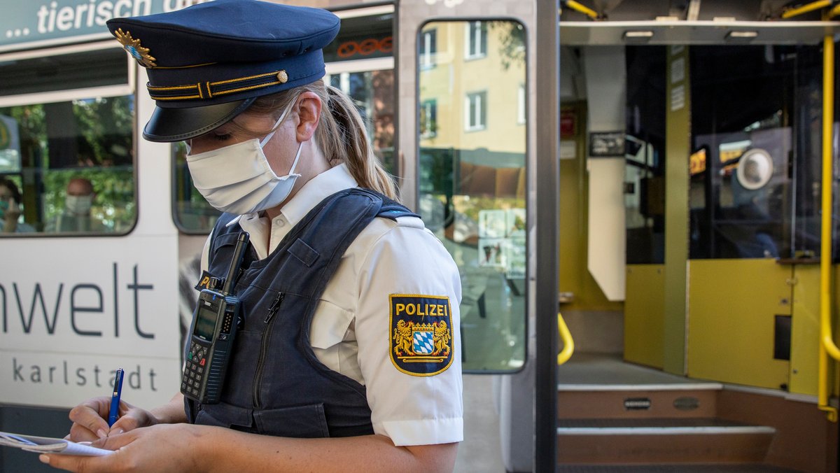 ARCHIV: Wuerzburg, City, 27.08.2020, Kontrolle der Maskenpflicht im oeffentlichen Personennahverkehr