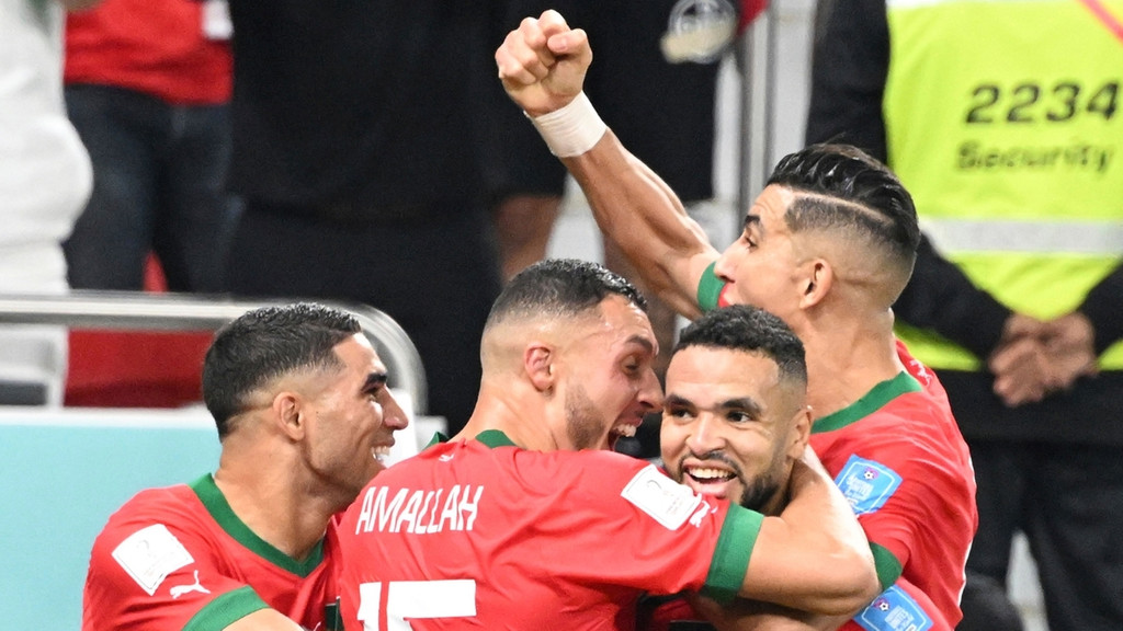 Marokko feiert den Treffer durch Youssef En-Nesyri | Bild: picture alliance / Associated Press / Ken Satomi Marokko feiert den Treffer durch Youssef En-Nesyri