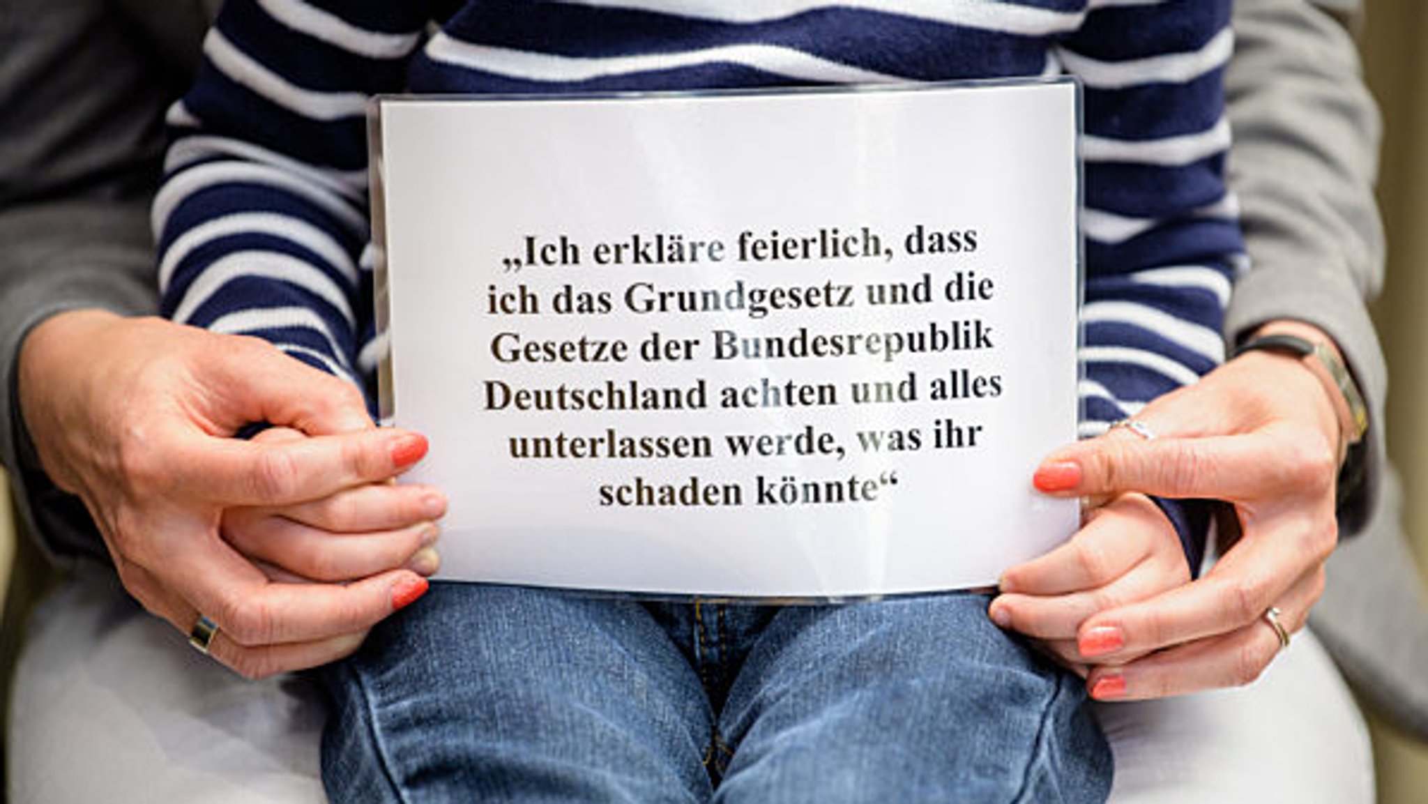 Dem Grundgesetz und der Bayerischen Verfassung soll künftig jede Woche eine Viertelstunde Extra-Zeit an den Schulen eingeräumt werden