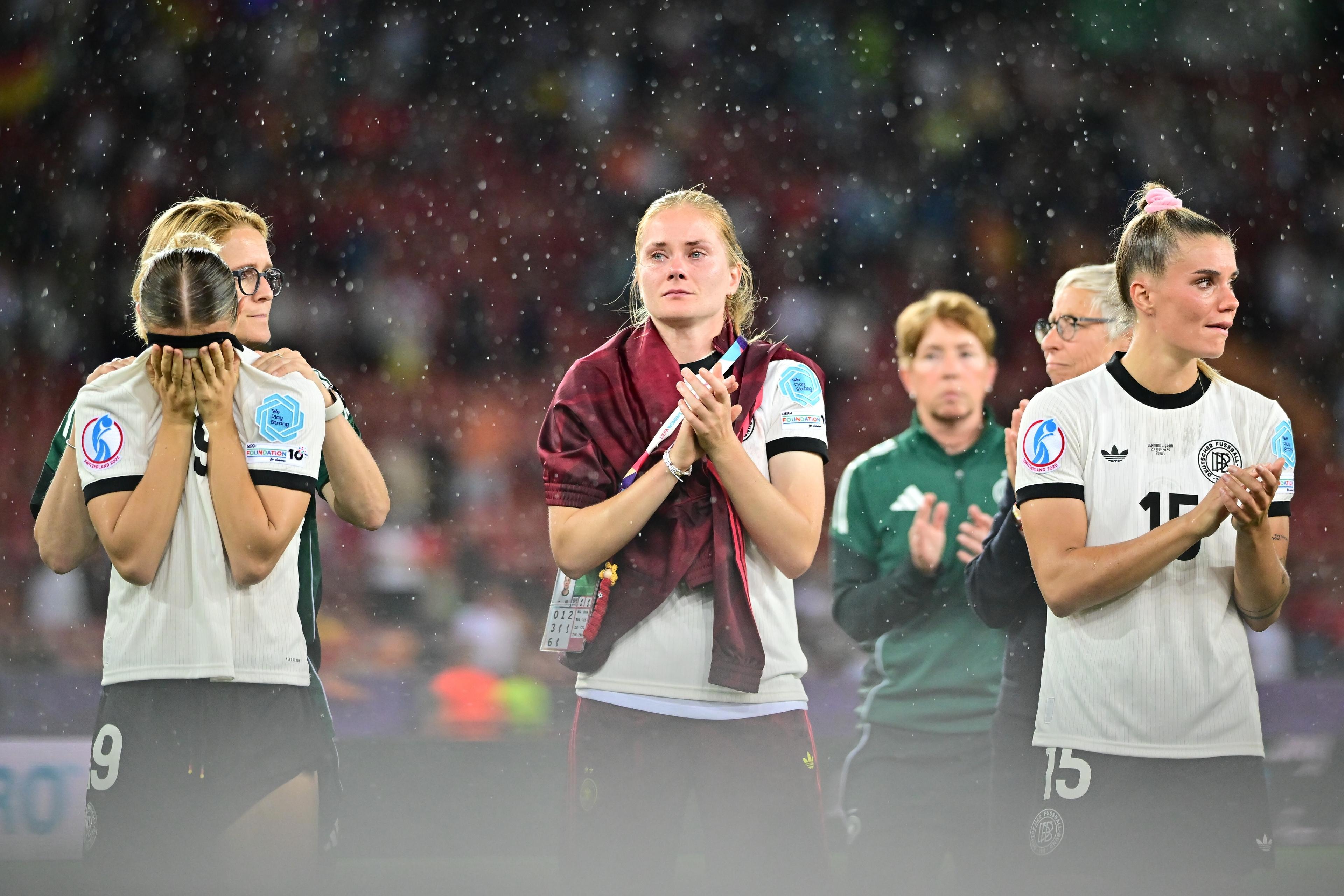 EM, Deutschland - Spanien, Finalrunde, Halbfinale. Deutschlands Klara Bühl (l-r), Saskia Bartusiak , Assistenztrainerin der deutschen Frauen-Nationalmannschaft des DFB, Sjoeke Nüsken und Selina Cerci.