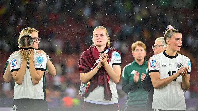 EM, Deutschland - Spanien, Finalrunde, Halbfinale. Deutschlands Klara Bühl (l-r), Saskia Bartusiak , Assistenztrainerin der deutschen Frauen-Nationalmannschaft des DFB, Sjoeke Nüsken und Selina Cerci. | Bild: picture alliance/dpa | Sebastian Christoph Gollnow EM, Deutschland - Spanien, Finalrunde, Halbfinale. Deutschlands Klara Bühl (l-r), Saskia Bartusiak , Assistenztrainerin der deutschen Frauen-Nationalmannschaft des DFB, Sjoeke Nüsken und Selina Cerci.