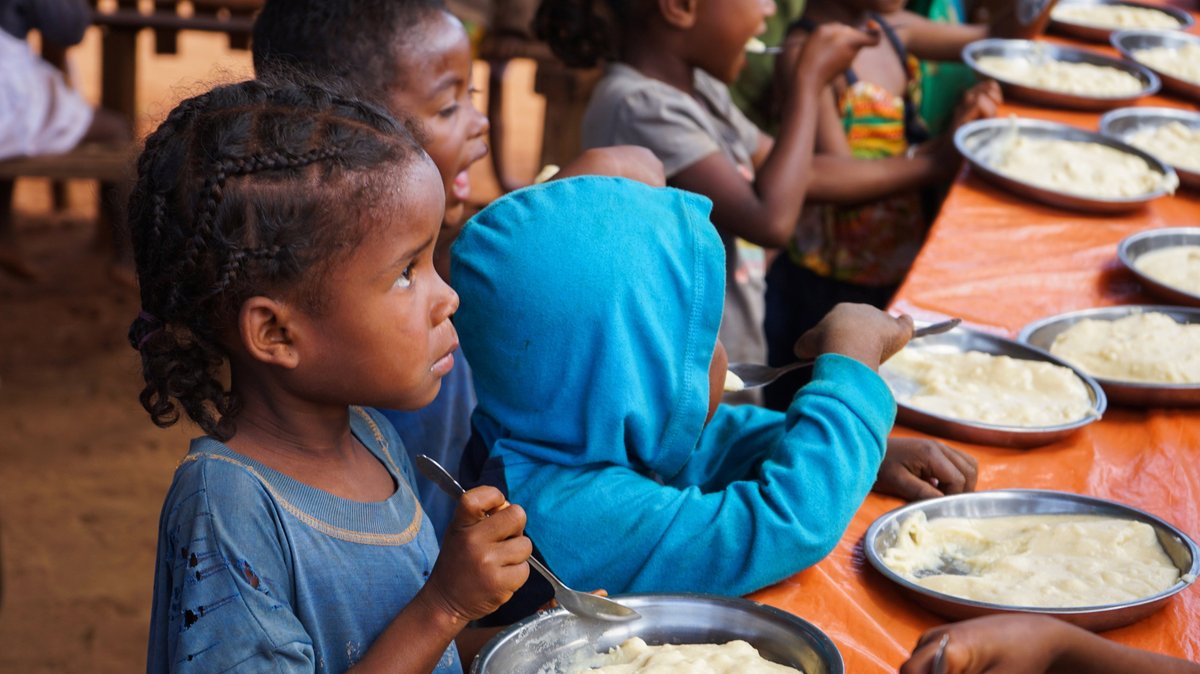 Kinder in Madagaskar bekommen Essen von einer Hilfsorganisation