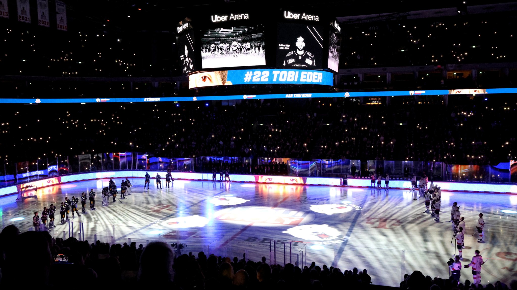 Nach Tod von Tobias Eder: Tränen und Stille vor Eisbären-Spiel