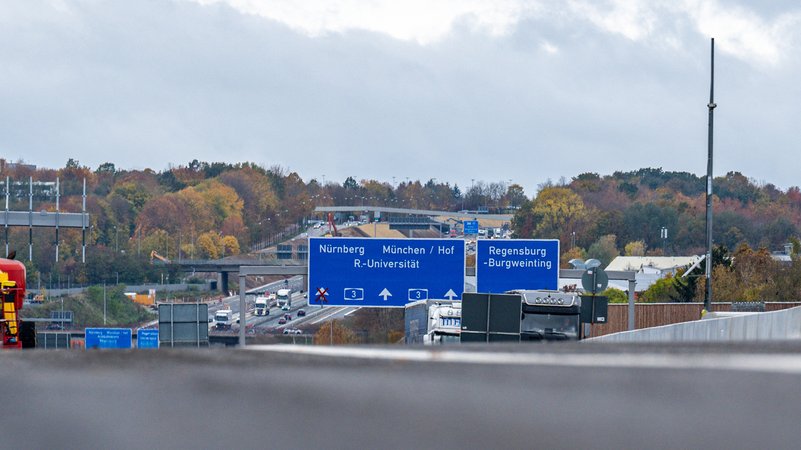 Die Autobahn A3 mit der neuen Bahnbrücke.