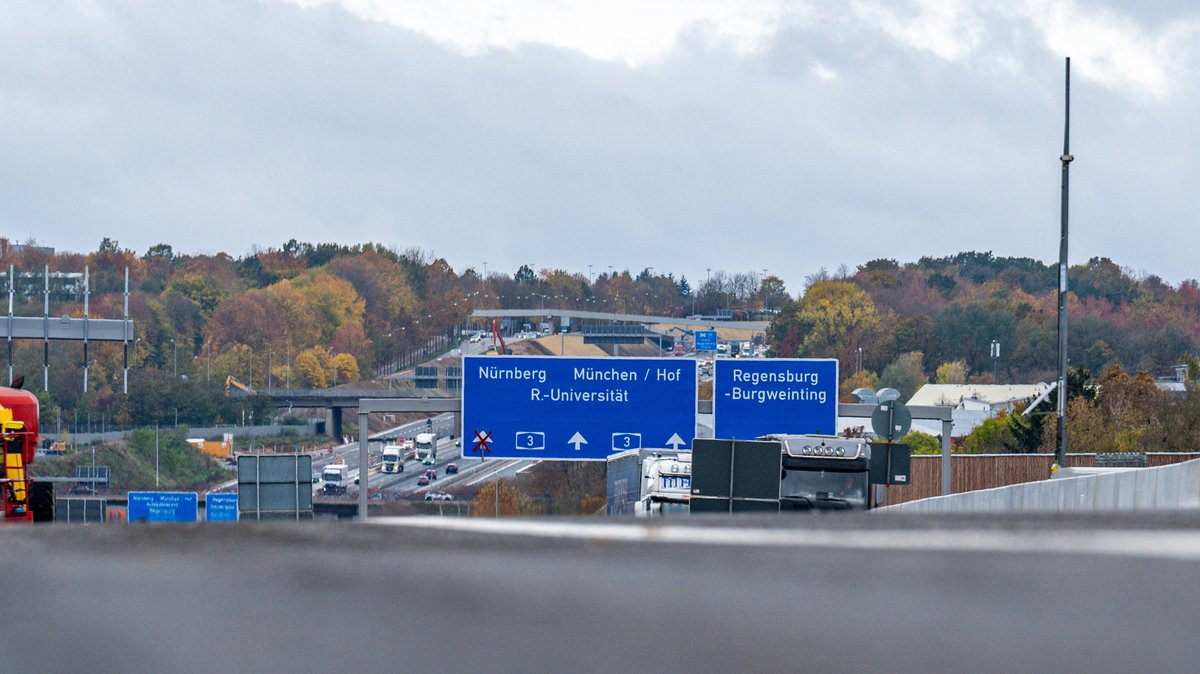 Die Autobahn A3 mit der neuen Bahnbrücke.