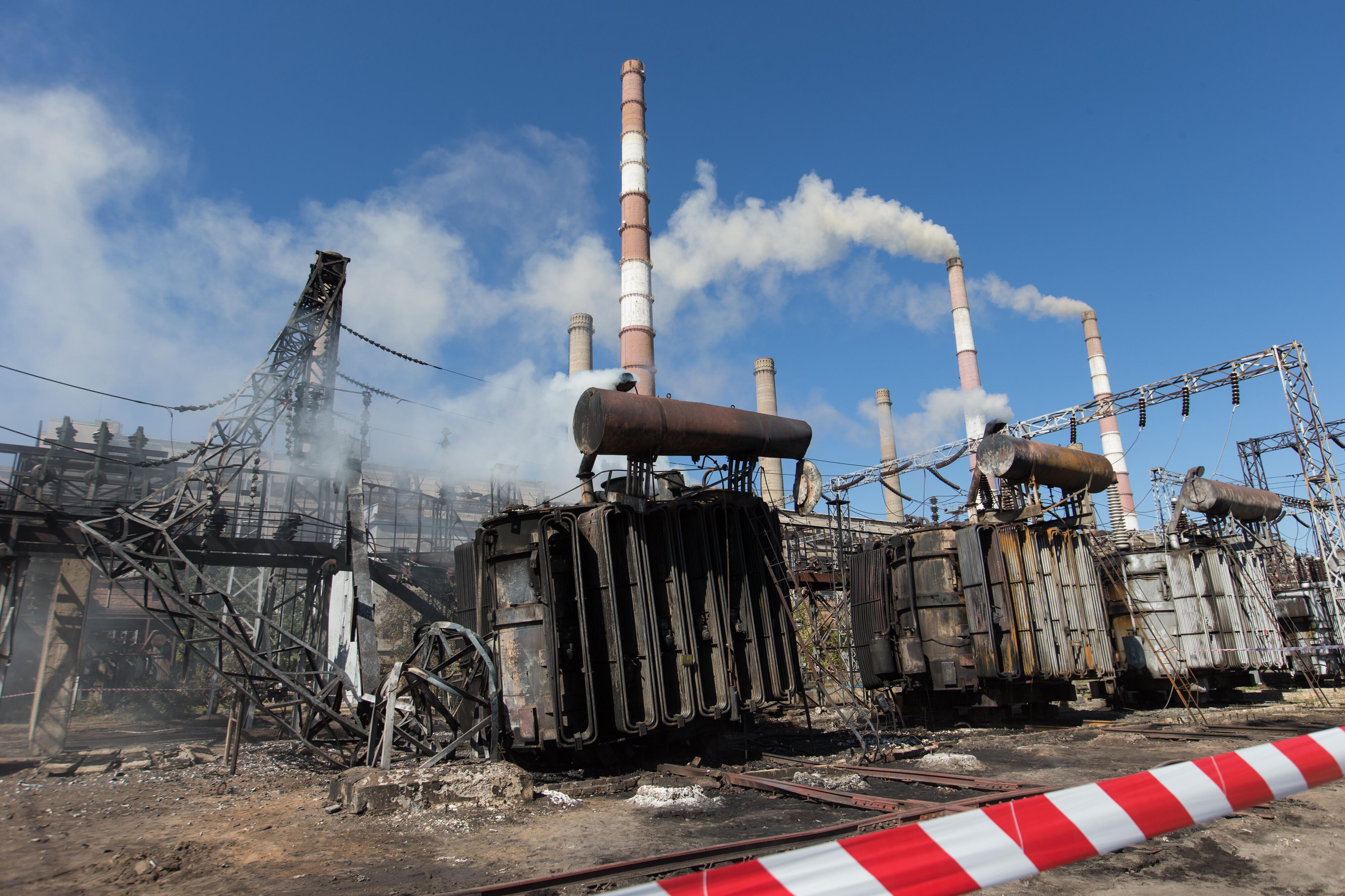 Beschädigte Transformatoren auf dem Gelände eines Elektrizitätswerkes.