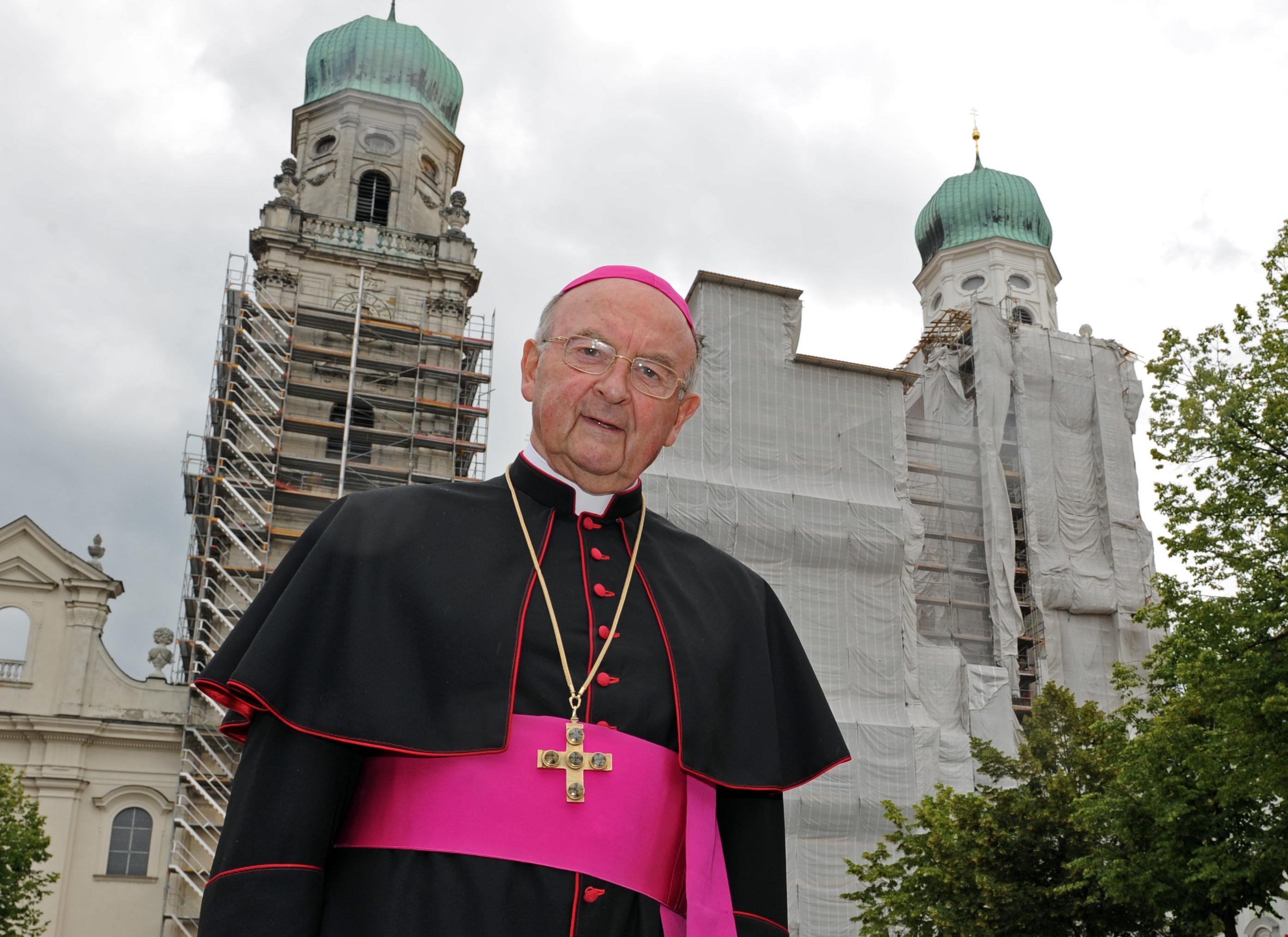 Bischof Wilhelm Schraml in seiner Amtszeit vor dem eingerüsteten Passauer Dom