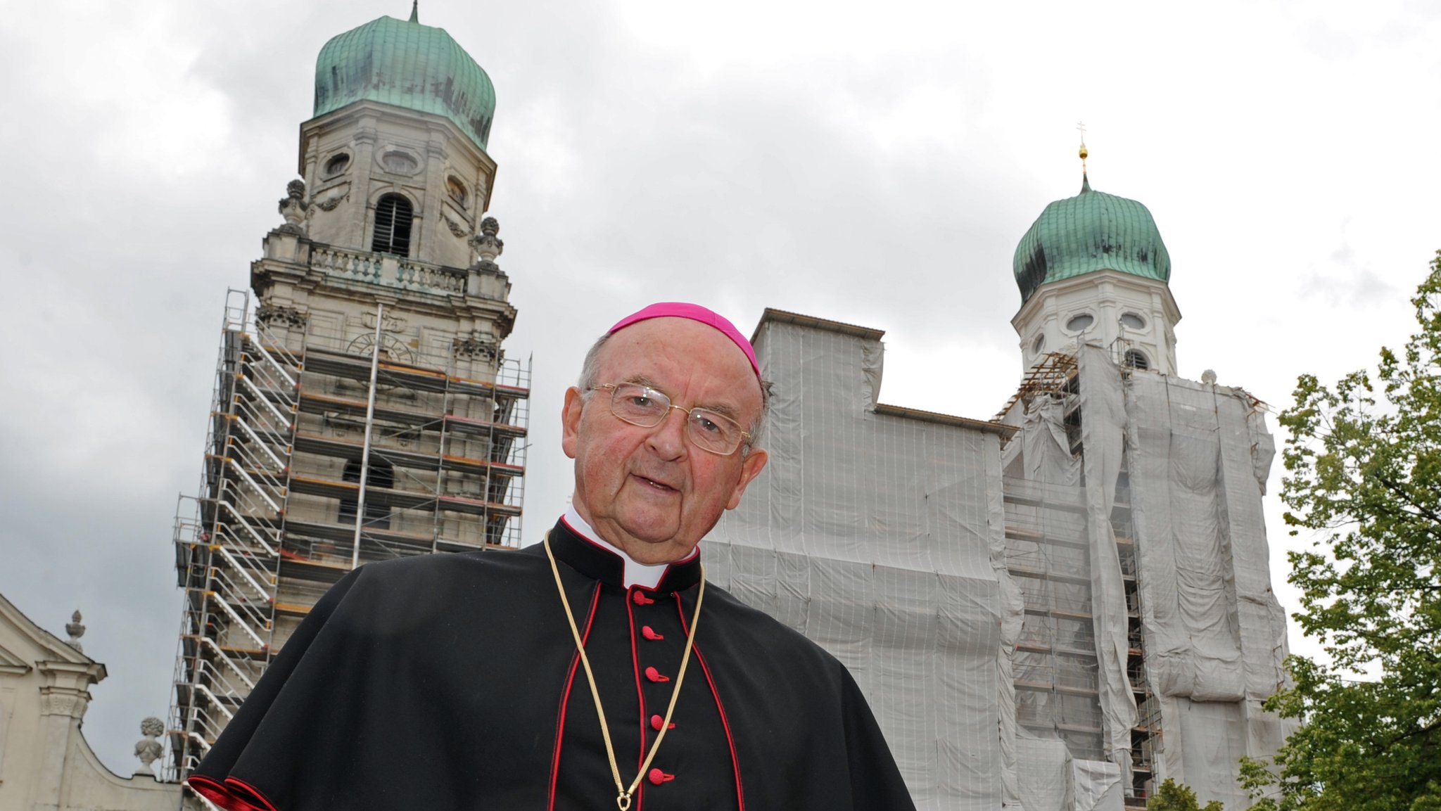 Bischof Wilhelm Schraml in seiner Amtszeit vor dem eingerüsteten Passauer Dom