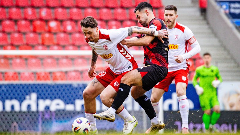 Jahn Regensburg - SV Wehen Wiesbaden | Bild: picture alliance / rscp-photo | Justin Woodson/rscp Jahn Regensburg - SV Wehen Wiesbaden