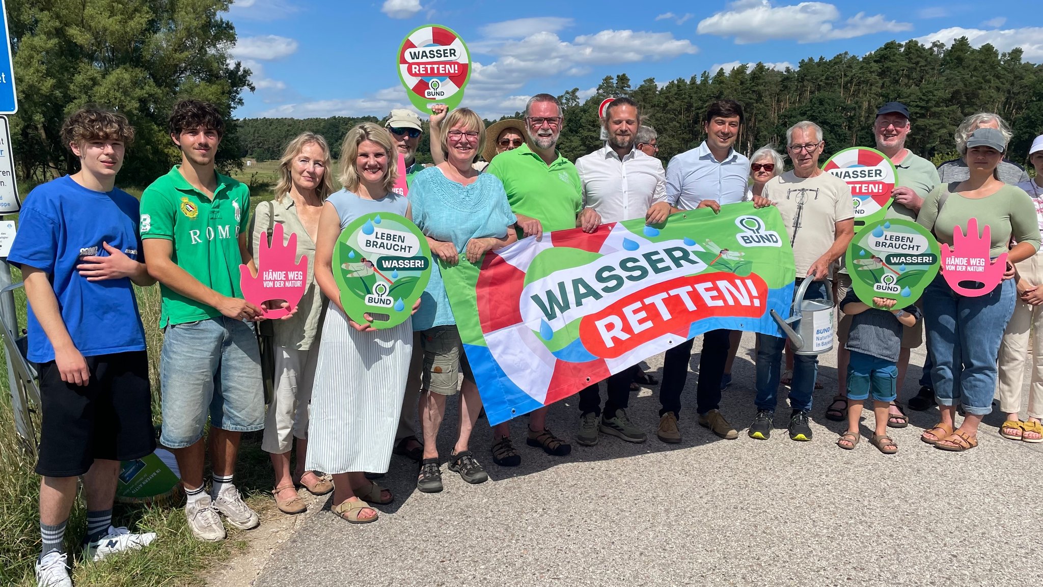 Der BUND fordert in Wassermungenau zum Wassersparen auf.