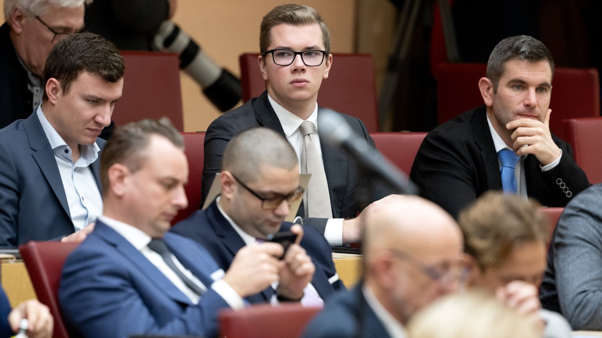 Daniel Halemba (hinten Mitte), AfD-Politiker, nimmt am 12.12.2023 im bayerischen Landtag an einer Plenarsitzung teil. 