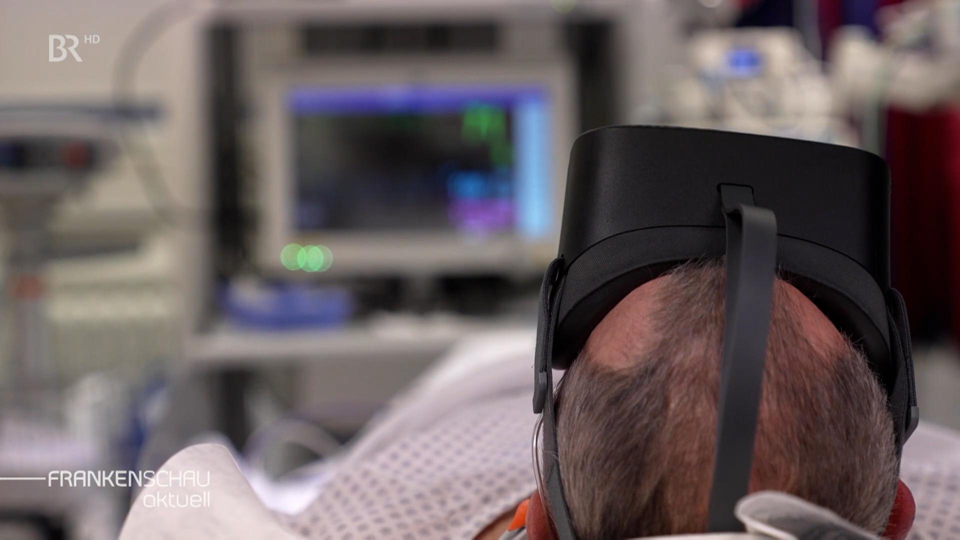 Ein Patient trägt eine VR-Brille, während der Narkose um ihn abzulenken.