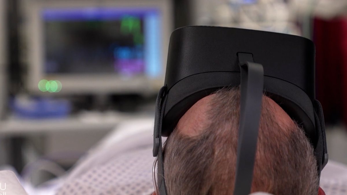 Ein Patient trägt eine VR-Brille, während der Narkose um ihn abzulenken.