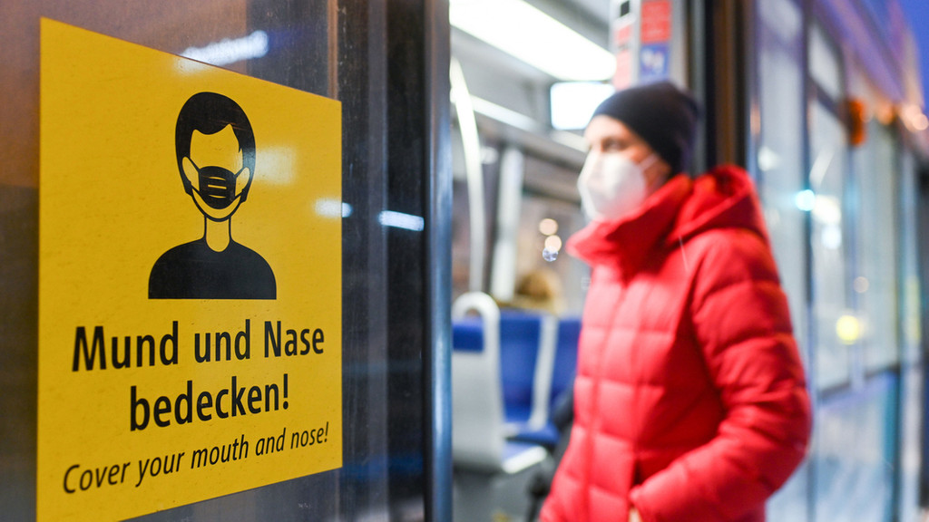 Frau mit Coronaschutz in Münchner U-Bahn