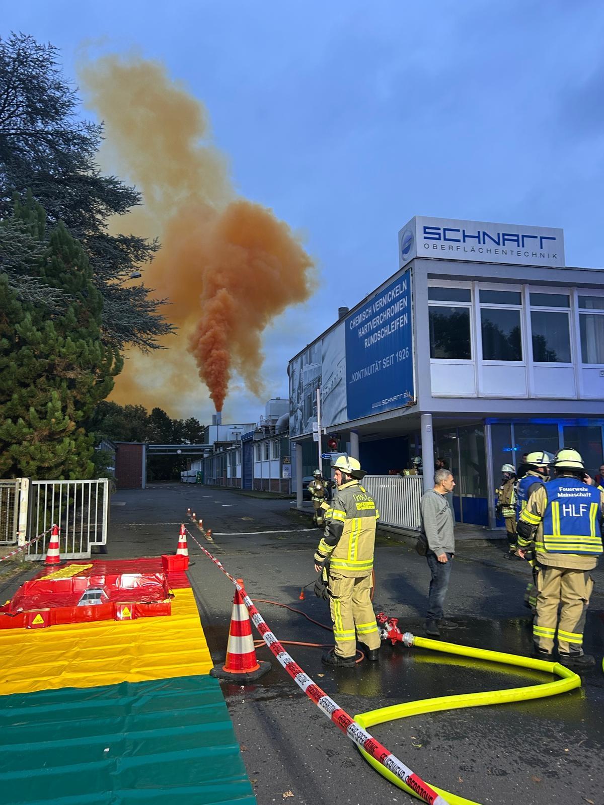 Feuerwehr vor dem Aschaffenburger Industriegebiet.