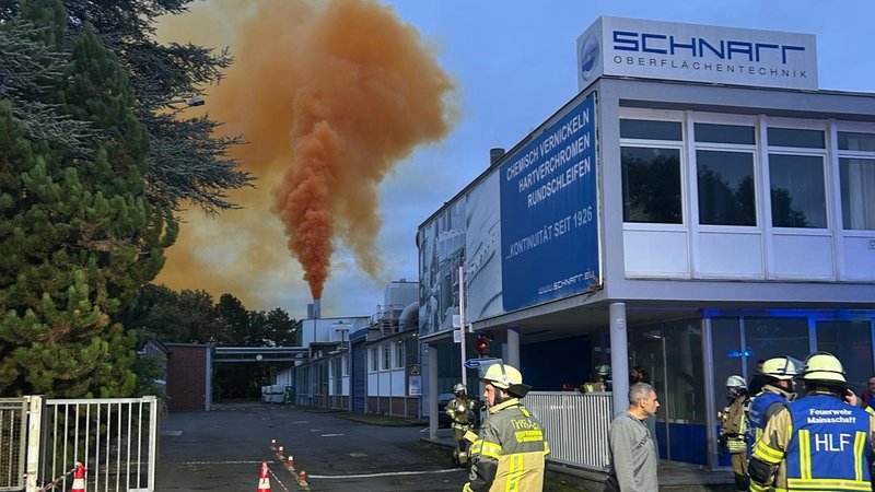 Feuerwehr vor dem Aschaffenburger Industriegebiet. | Bild: BR24/Ralf Hettler Feuerwehr vor dem Aschaffenburger Industriegebiet.