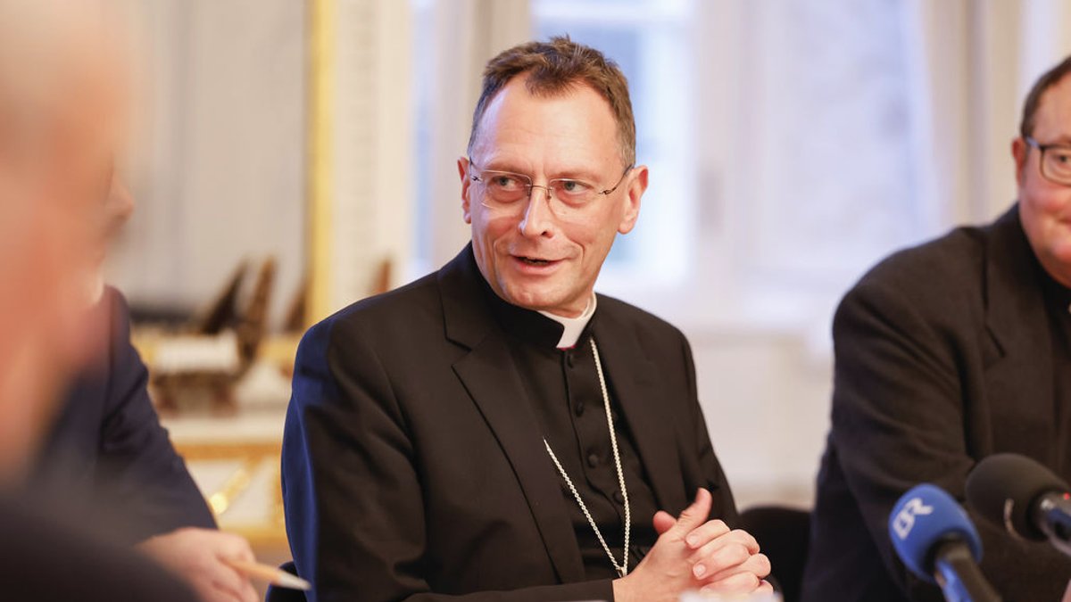 Der neue Bamberger Bischof Herwig Gössl spricht während der Pressekonferenz. Der bisherige Weihbischof ist von Papst Franziskus zum neuen Erzbischof von Bamberg ernannt worden.
