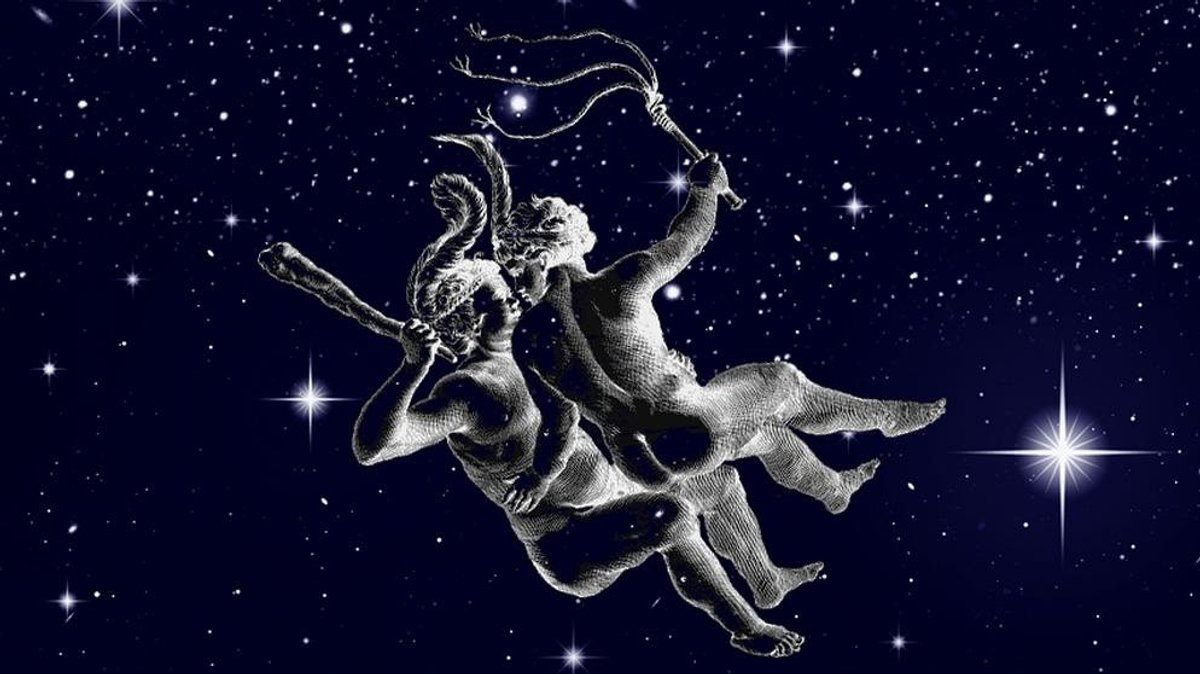 Symbolbilder des Sternbilds Zwillinge vor den Sternen des Firmaments.