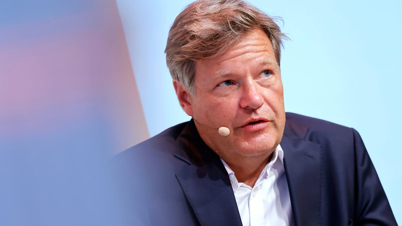 Politiker Robert Habeck (Grüne), ehemaliger Bundeswirtschaftsminister, in der Phil.Cologne Veranstaltung 'Demokratie im Ernstfall' in der Flora Köln. Köln, 23.06.2025 | Bild: picture alliance / Panama Pictures | Christoph Hardt Politiker Robert Habeck (Grüne), ehemaliger Bundeswirtschaftsminister, in der Phil.Cologne Veranstaltung 'Demokratie im Ernstfall' in der Flora Köln. Köln, 23.06.2025