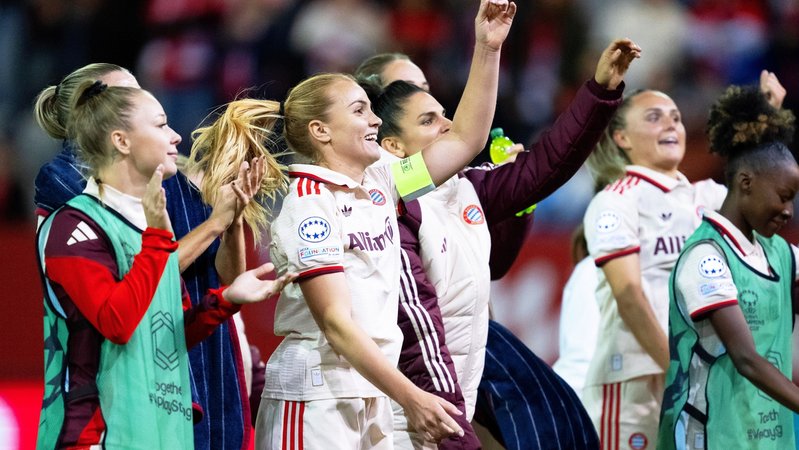Die Bayern-Frauen feiern | Bild: picture-alliance/dpa Die Bayern-Frauen feiern