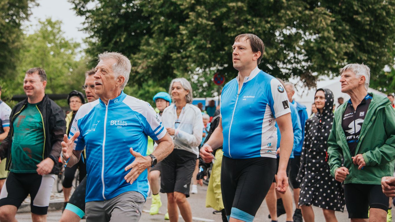 Aufwärmen in Brückmühl bei der dreitten Etappe der BR-Radltour.