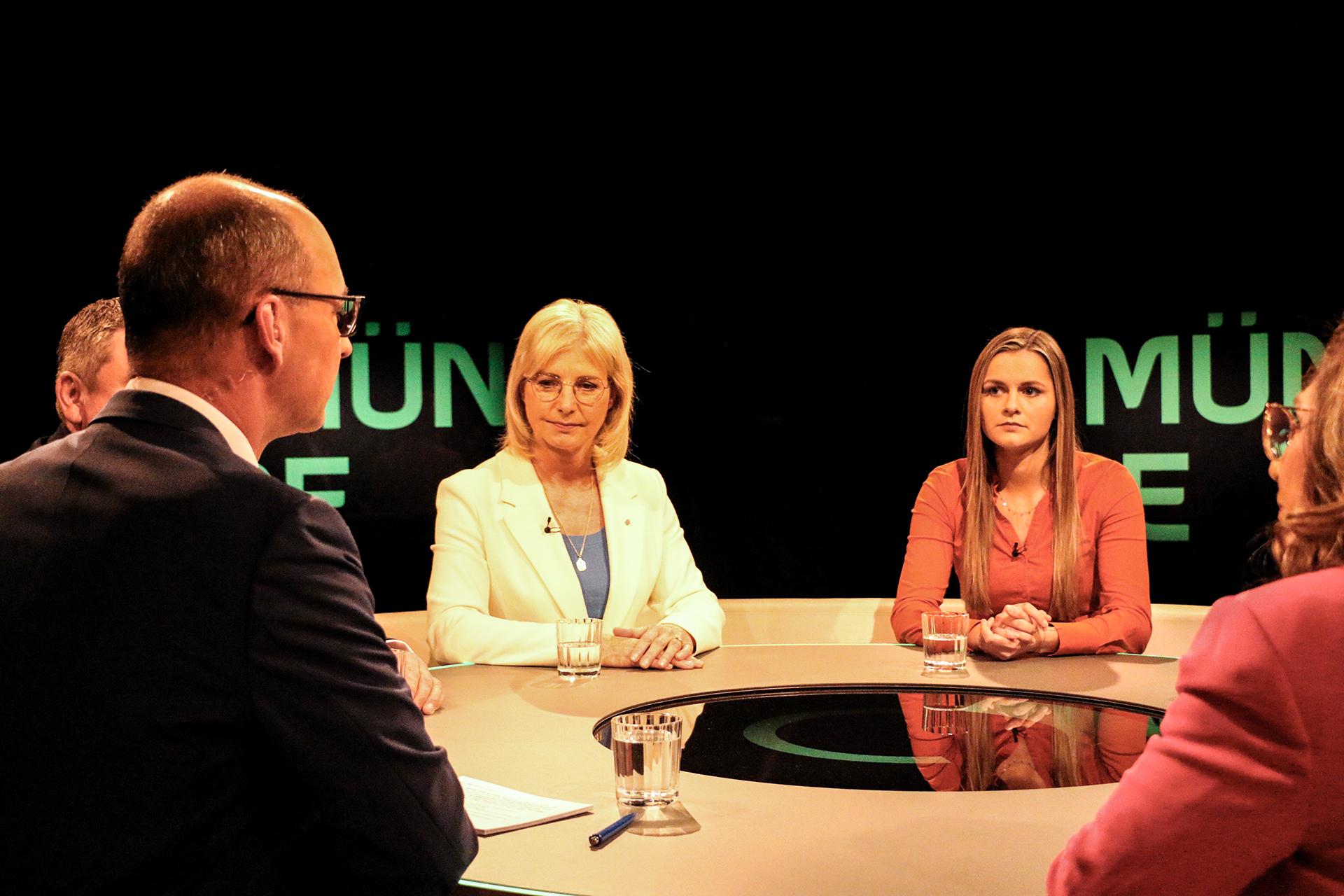 v.l.n.r. Moderator Christian Nitsche, Ulrike Scharf (CSU) Landwirtin Julia Giehrl.