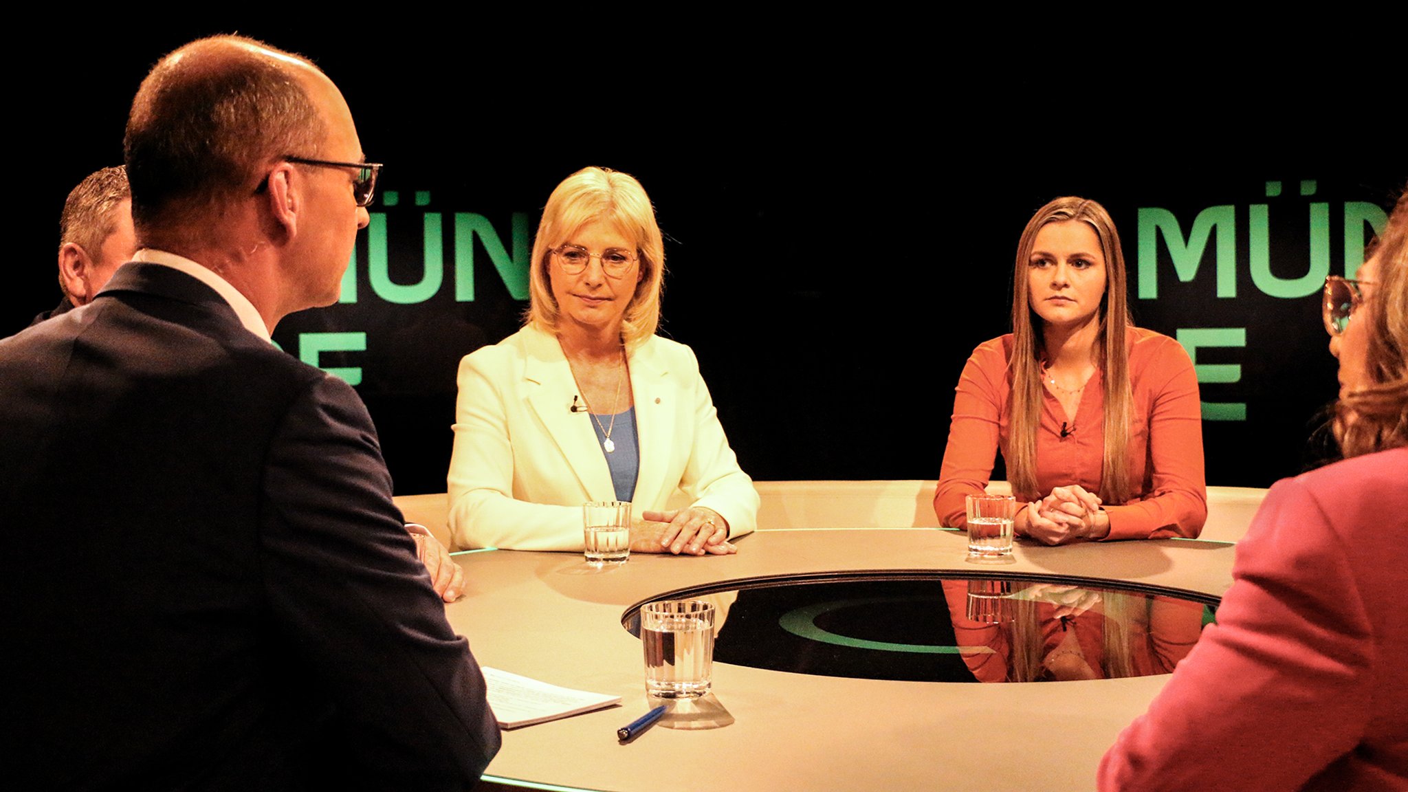 v.l.n.r. Moderator Christian Nitsche, Ulrike Scharf (CSU) Landwirtin Julia Giehrl.