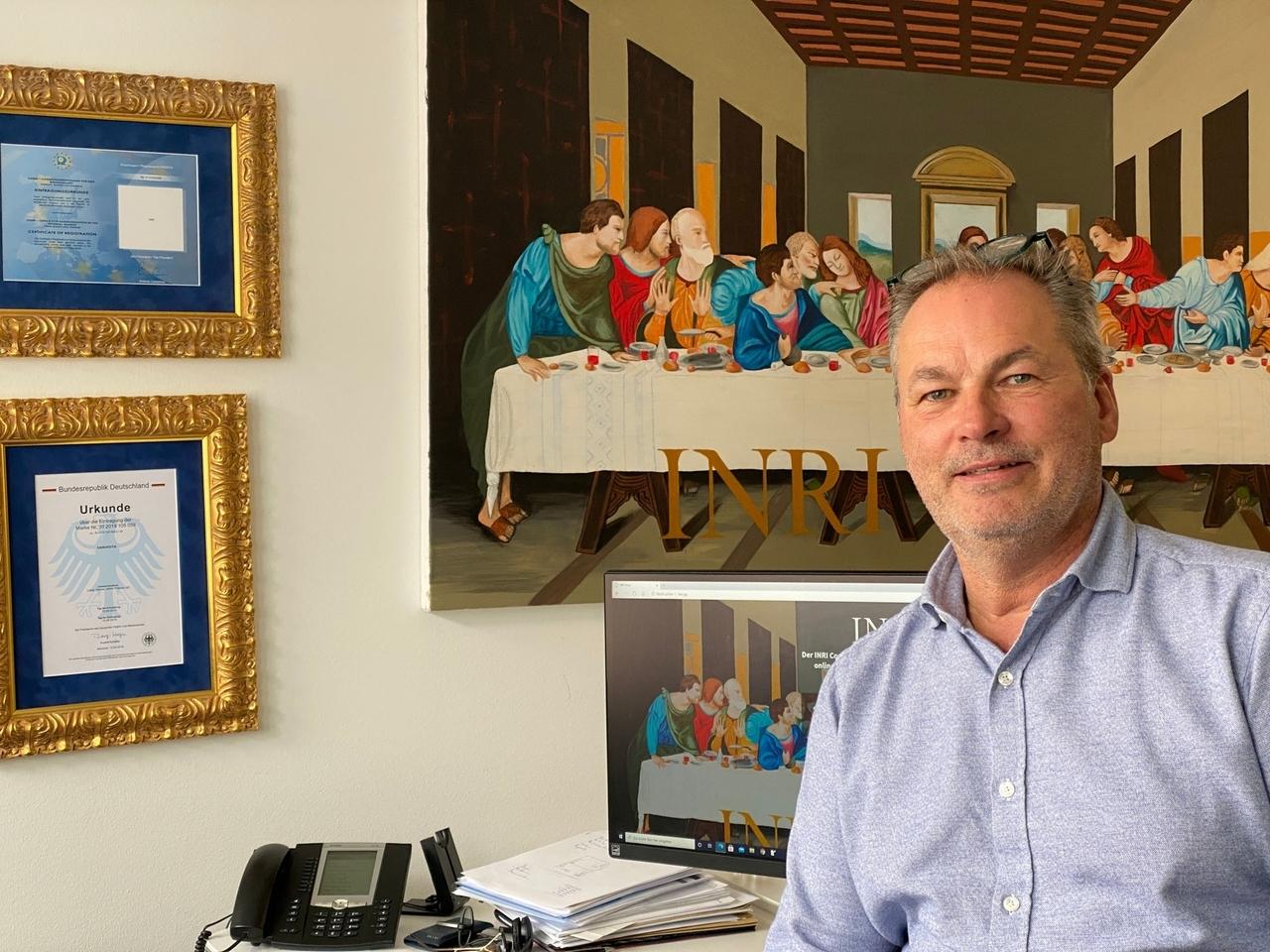 Inri Als Modemarke Kreuzinschrift Auf T Shirts Aus Aichach Br24