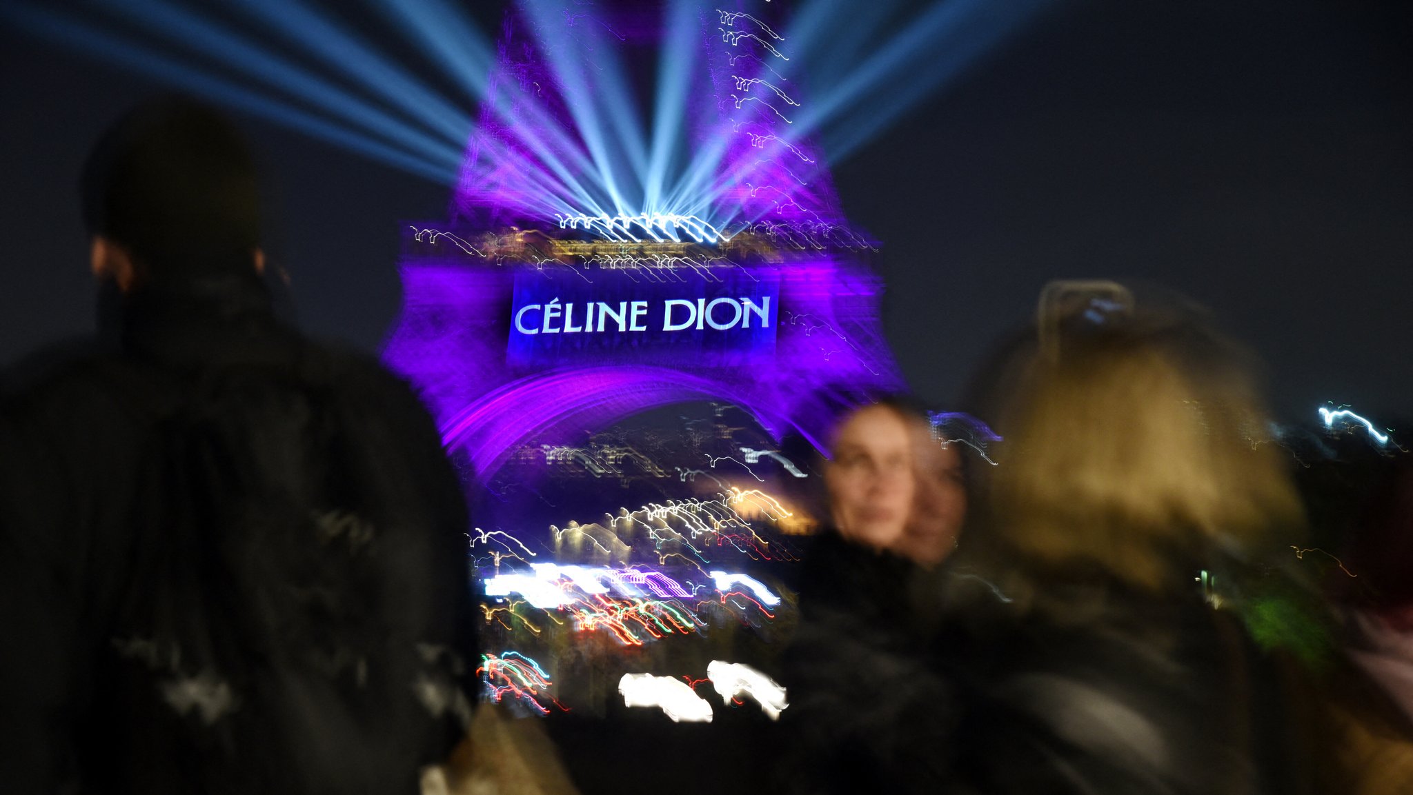 Mit spektakulärer Lichtshow: Céline Dion kündigt Comeback an