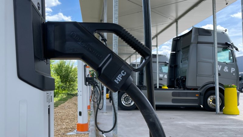 Das Speditionsunternehmen W & P in Prichsenstadt hat seinen Fuhrpark auf E-Lkw umgestellt. | Bild: BR/Mona Böhm Das Speditionsunternehmen W & P in Prichsenstadt hat seinen Fuhrpark auf E-Lkw umgestellt.