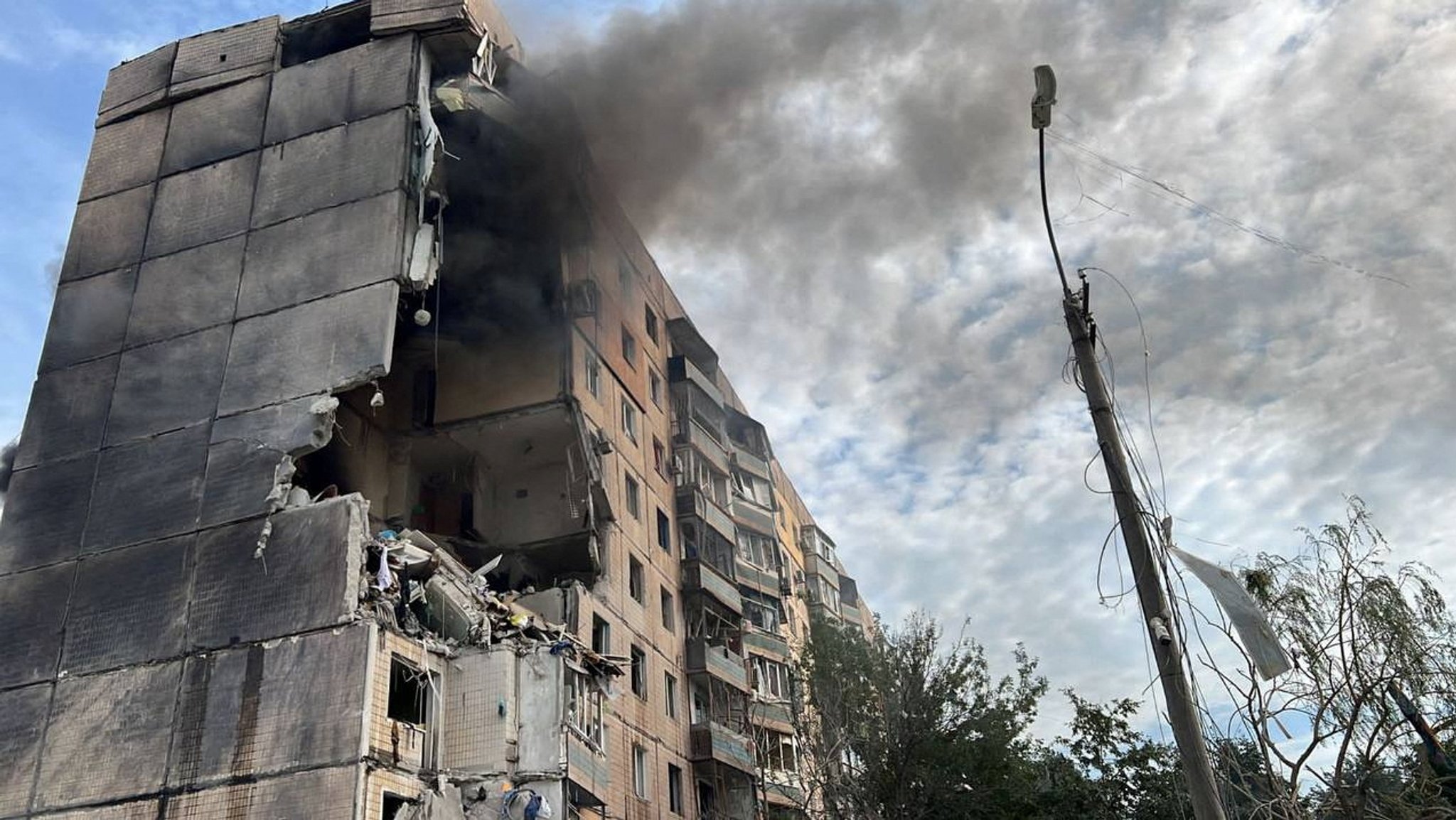 Ein durch russischen Beschuss zerstörtes Wohnhaus in Krywyj Rih.