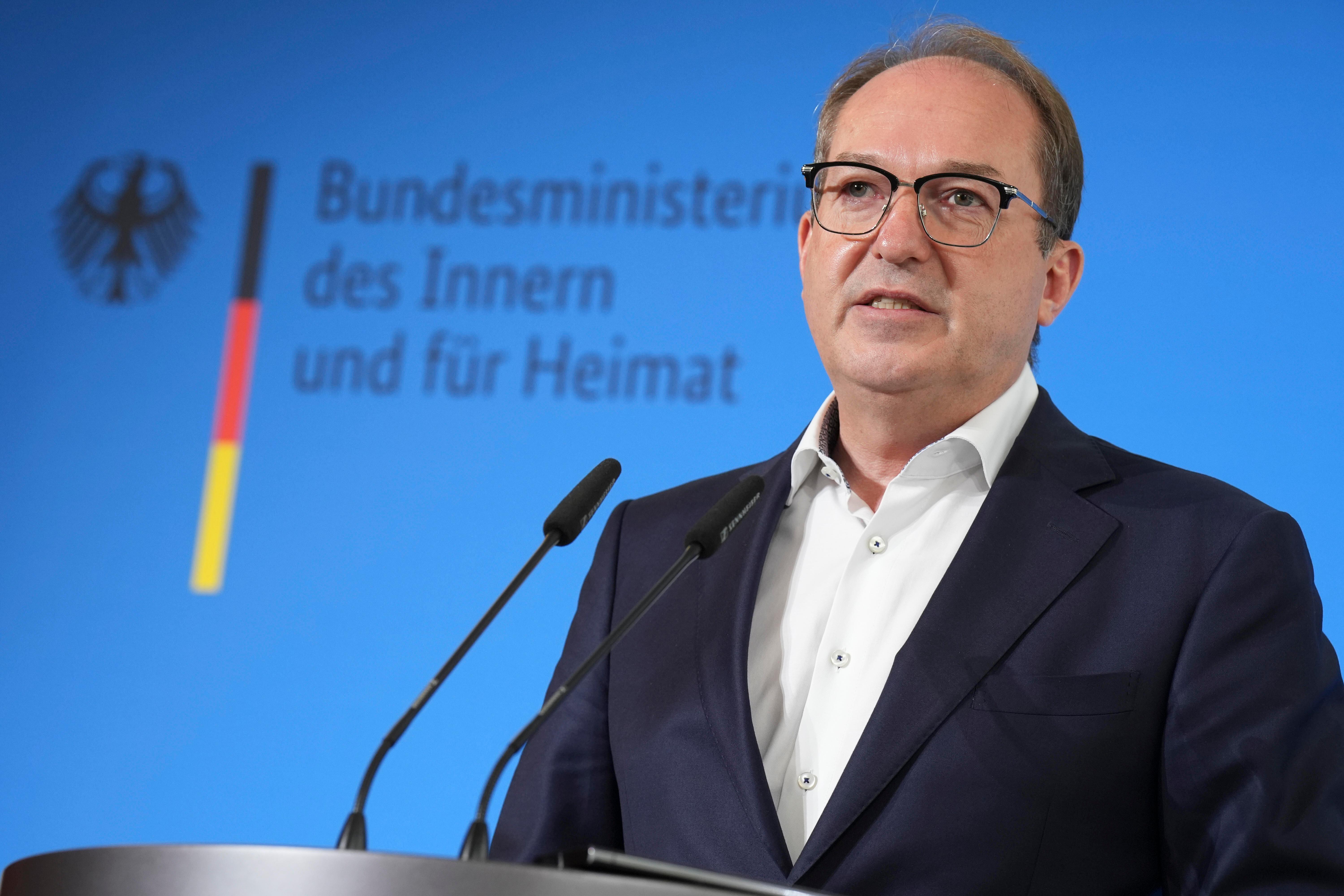 (Archivbild) Bundesinnenminister Dobrindt bei einer Pressekonferenz