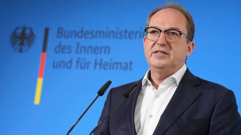 (Archivbild) Bundesinnenminister Dobrindt bei einer Pressekonferenz | Bild: picture alliance / Flashpic | Jens Krick (Archivbild) Bundesinnenminister Dobrindt bei einer Pressekonferenz