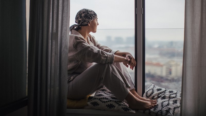 Krebspatientin schaut aus dem Fenster. | Bild: colourbox.com Krebspatientin schaut aus dem Fenster.