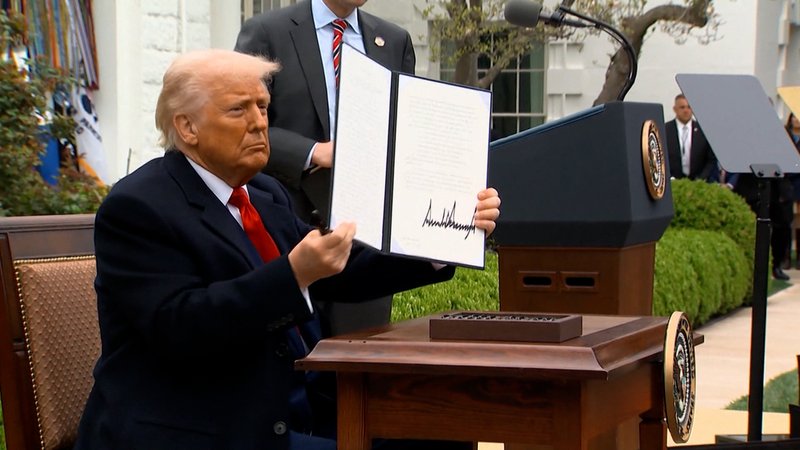 US-Präsident Trump bei der Verkündigung seiner Strafzölle | Bild: Bayerischer Rundfunk 2025 US-Präsident Trump bei der Verkündigung seiner Strafzölle