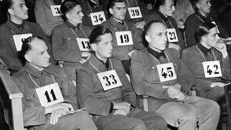 Joachim Peiper, mit der Nummer 42, saß 1946 auf der Anklagebank und wurde als Kriegsverbrecher verurteilt. | Bild: picture alliance / dpa DANA | dpa DANA Joachim Peiper, mit der Nummer 42, saß 1946 auf der Anklagebank und wurde als Kriegsverbrecher verurteilt.