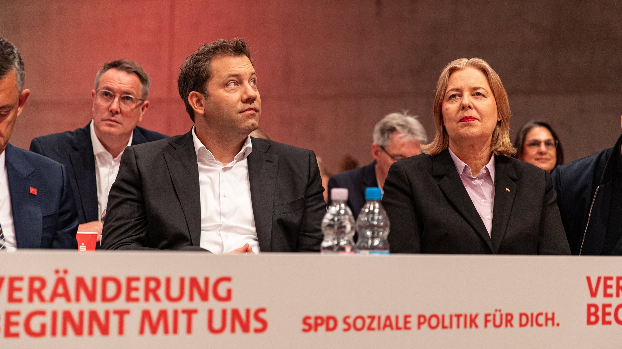 Archivbild: 28.06.2025 | Alexander Schweitzer (links hinten) soll Nachfolger von Bärbel Bas werden. | Bild: picture alliance / ZUMAPRESS.com | Michael Kuenne Archivbild: 28.06.2025 | Alexander Schweitzer (links hinten) soll Nachfolger von Bärbel Bas werden.