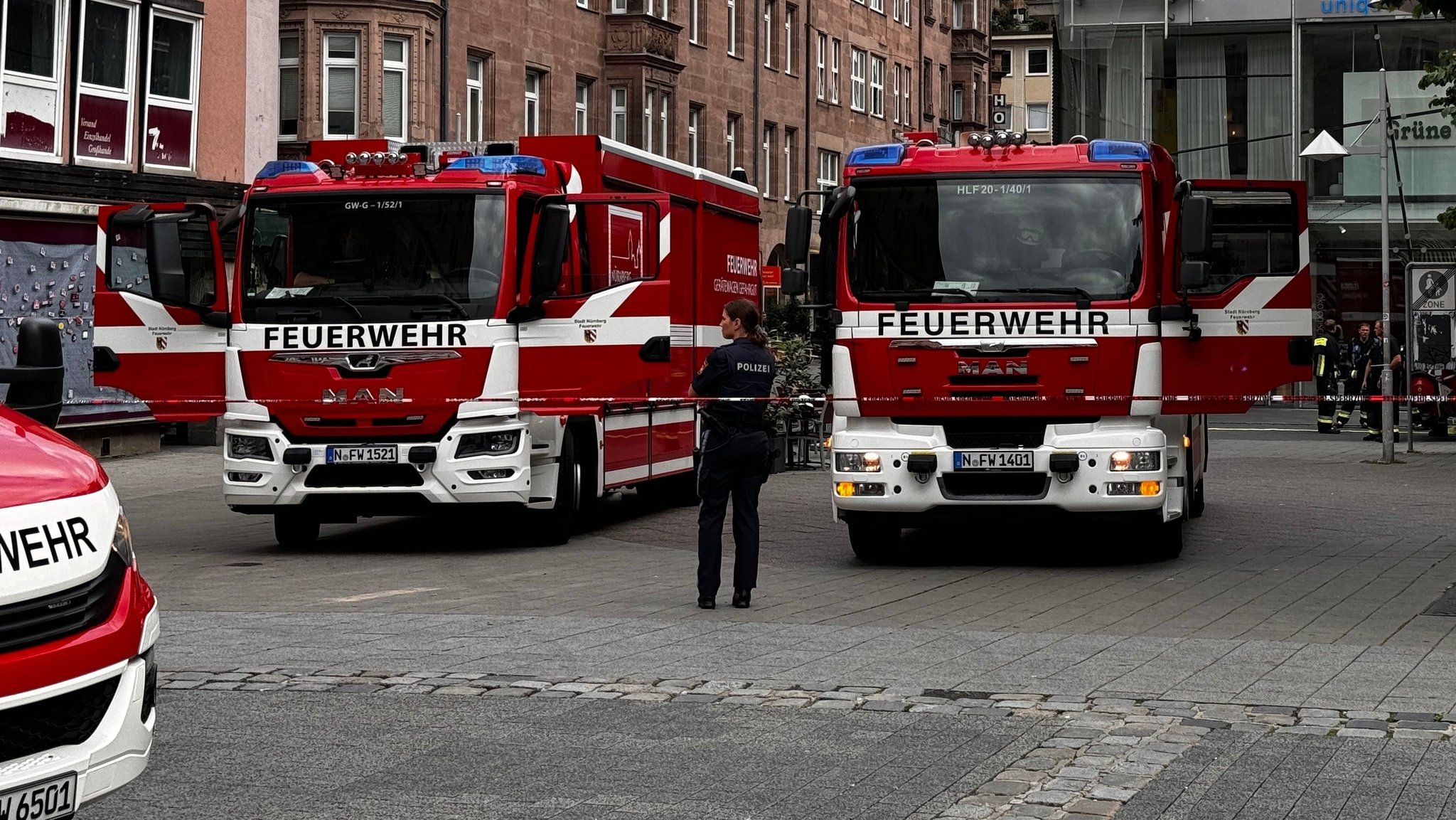 Feuerwehrwagen stehen in der Nürnberger Innenstadt. 