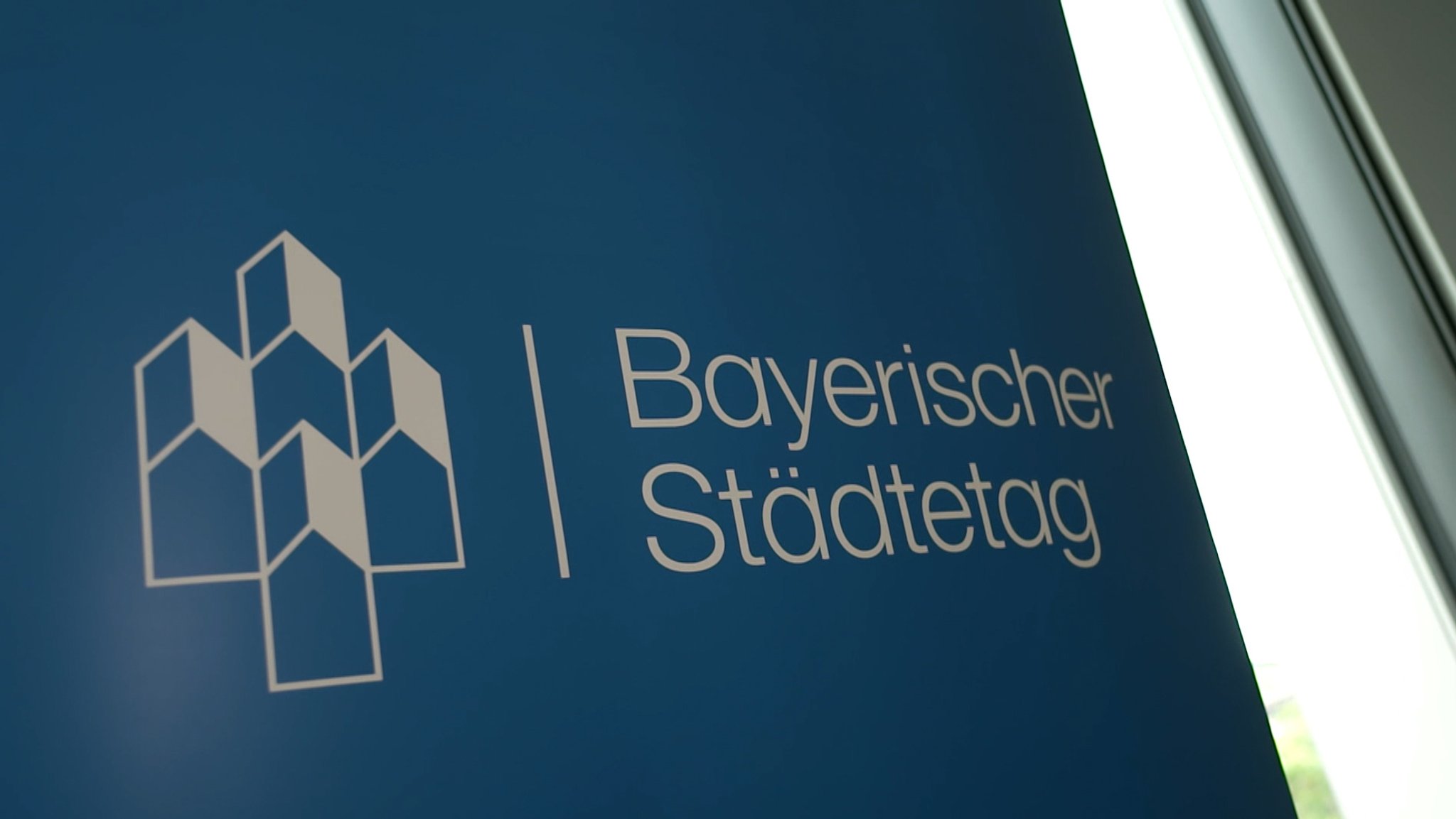 Beim Bayerischen Städtetag in Würzburg fordern Kommunen mehr finanzielle Unterstützung von Bund und Land.
