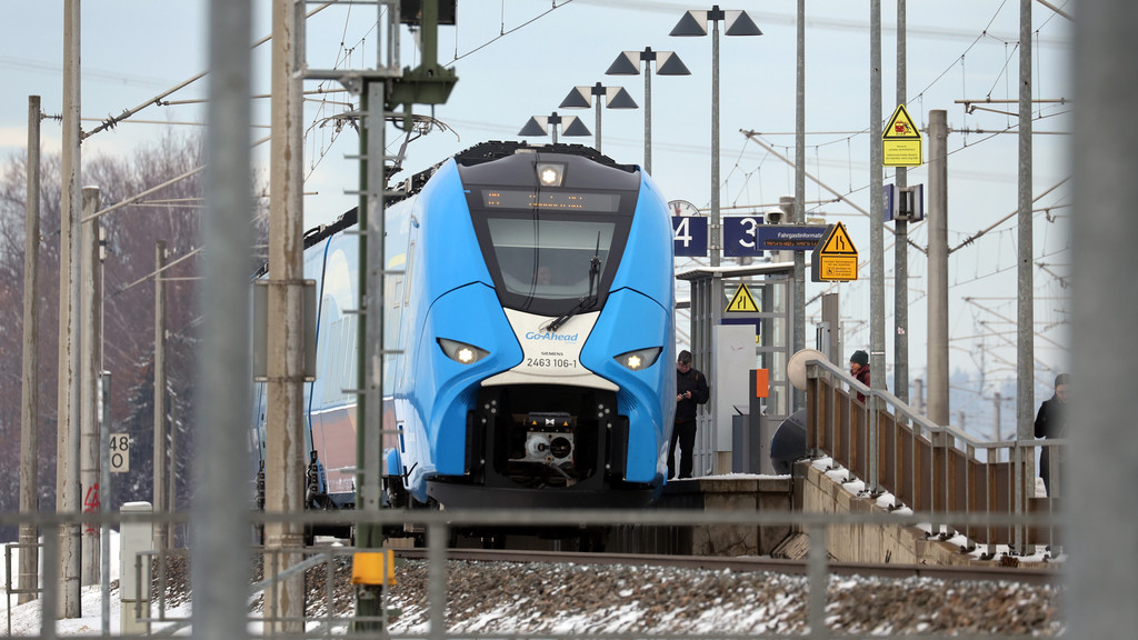 Ein von Augsburg kommender Go-Ahead-Zug steht an einer Haltestelle.