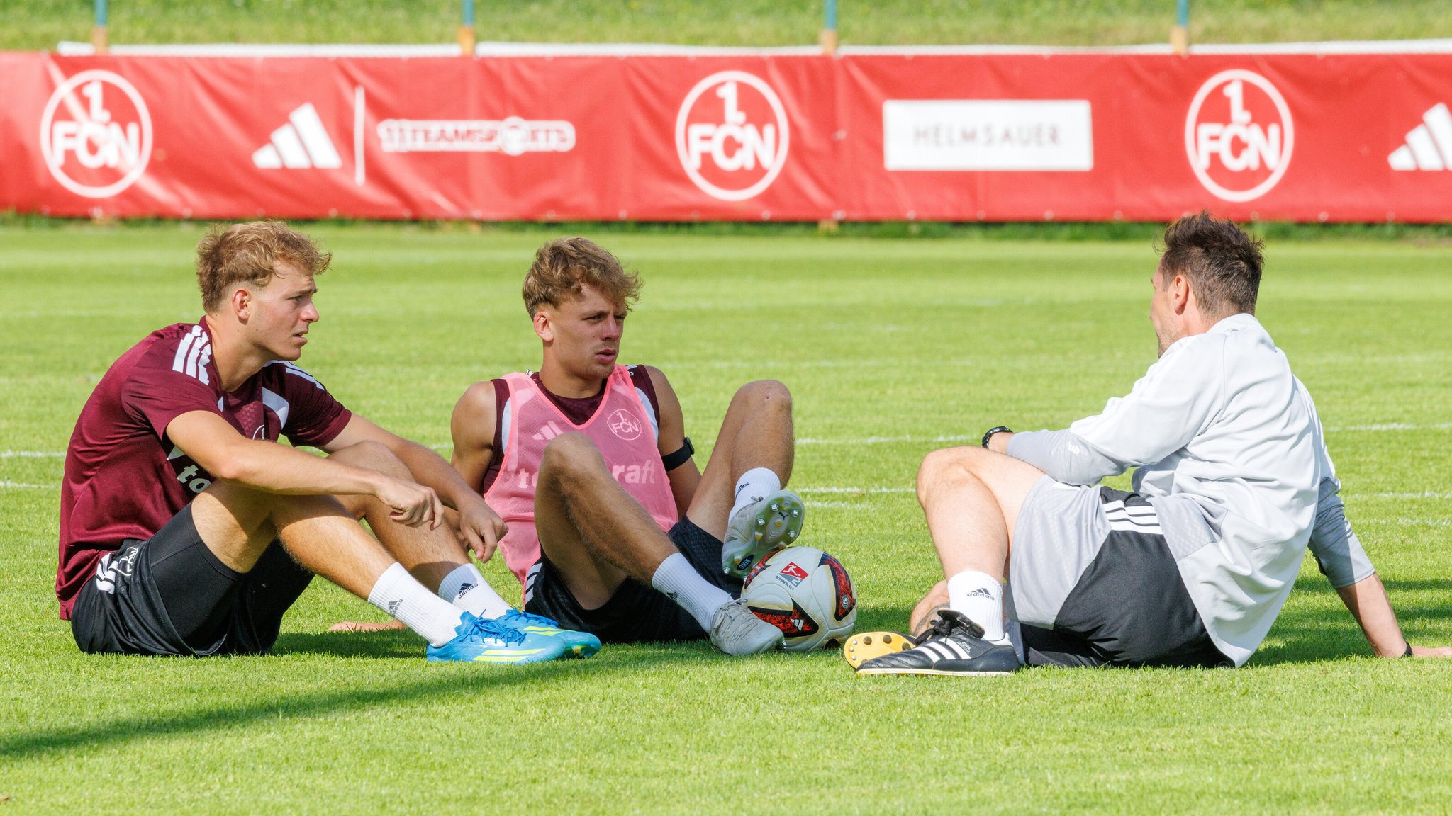 FCN-Cheftrainer Miroslav Klose (rechts) im Gespräch mit Eric Porstner und Tim Janisch (Mitte). | Bild: picture alliance / Sportfoto Zink / Wolfgang Zink | Sportfoto Zink / Wolfgang Zink FCN-Cheftrainer Miroslav Klose (rechts) im Gespräch mit Eric Porstner und Tim Janisch (Mitte).