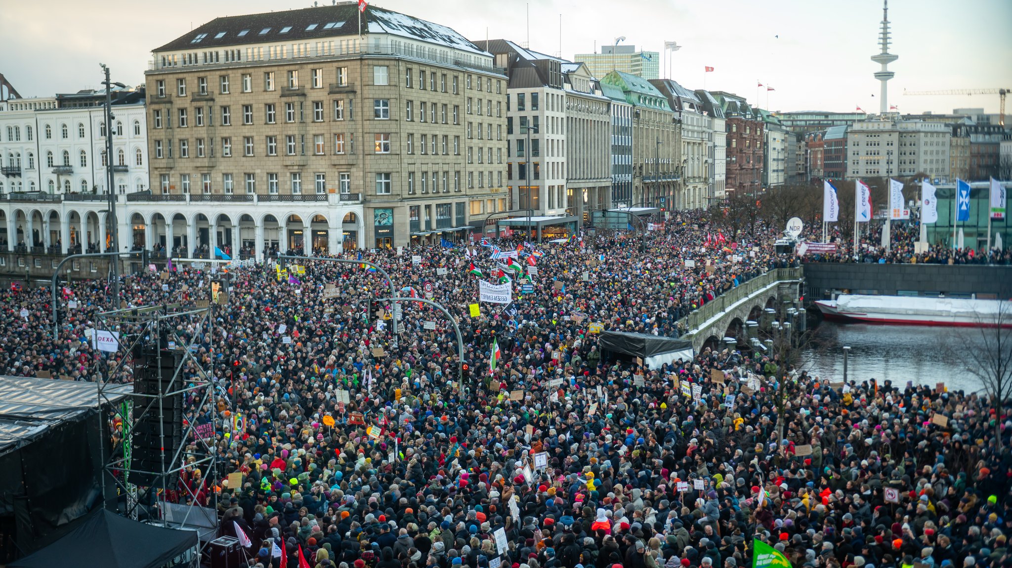 Der Jungfernstieg ist mit Demonstranten gefüllt. Die Demo-Teilnehmer wollen ein Zeichen des Widerstands gegen rechtsextreme Umtriebe setzen.