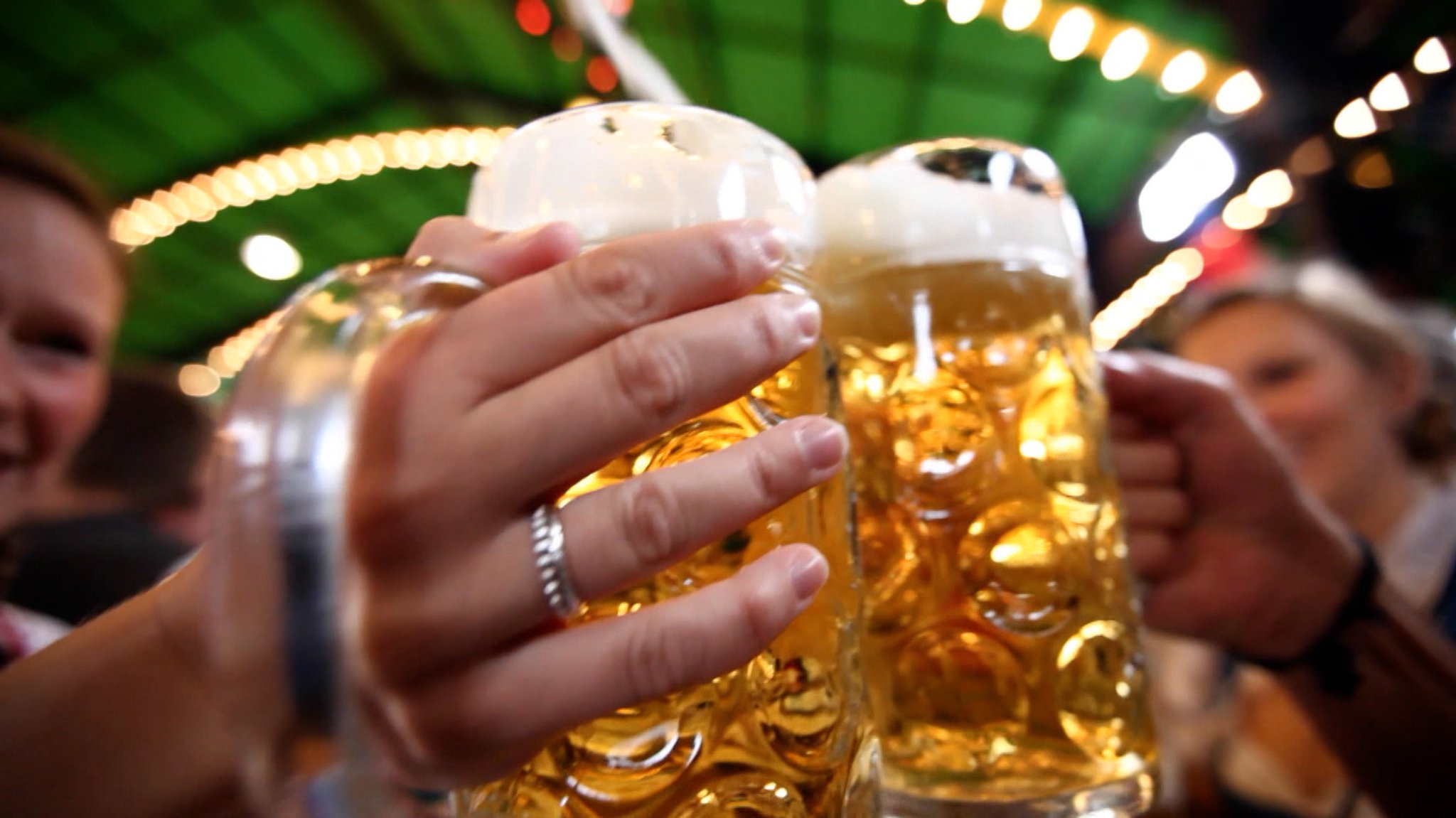 6,5 Millionen Maß haben die durstigen Wiesngänger letztes Jahr getrunken. Und was viele gar nicht wissen: Das Münchner Bier verwendet das besonders wertvolle Tiefengrundwasser. | Bild: Bayerischer Rundfunk 2026 6,5 Millionen Maß haben die durstigen Wiesngänger letztes Jahr getrunken. Und was viele gar nicht wissen: Das Münchner Bier verwendet das besonders wertvolle Tiefengrundwasser.