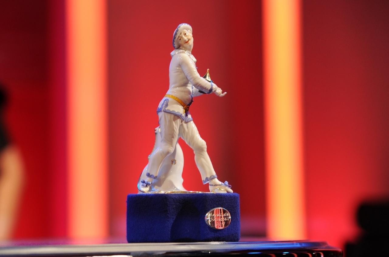 Das Preissymbol des Bayerischen Filmpreises, die Porzellanfigur Pierrot, hergestellt in der Nymphenburger Porzellan-Manufaktur. | Bild: picture alliance / dpa / Tobias Hase Das Preissymbol des Bayerischen Filmpreises, die Porzellanfigur Pierrot, hergestellt in der Nymphenburger Porzellan-Manufaktur.