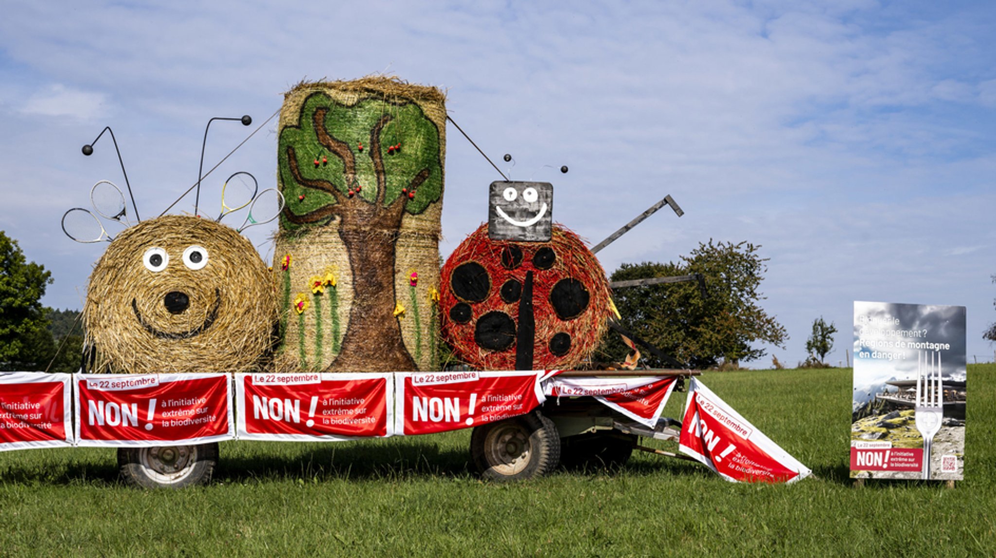 22.09.2024, Schweiz, Bern: Bunte Heuballen mit Transparenten gegen die Biodiversitätsinitiative.