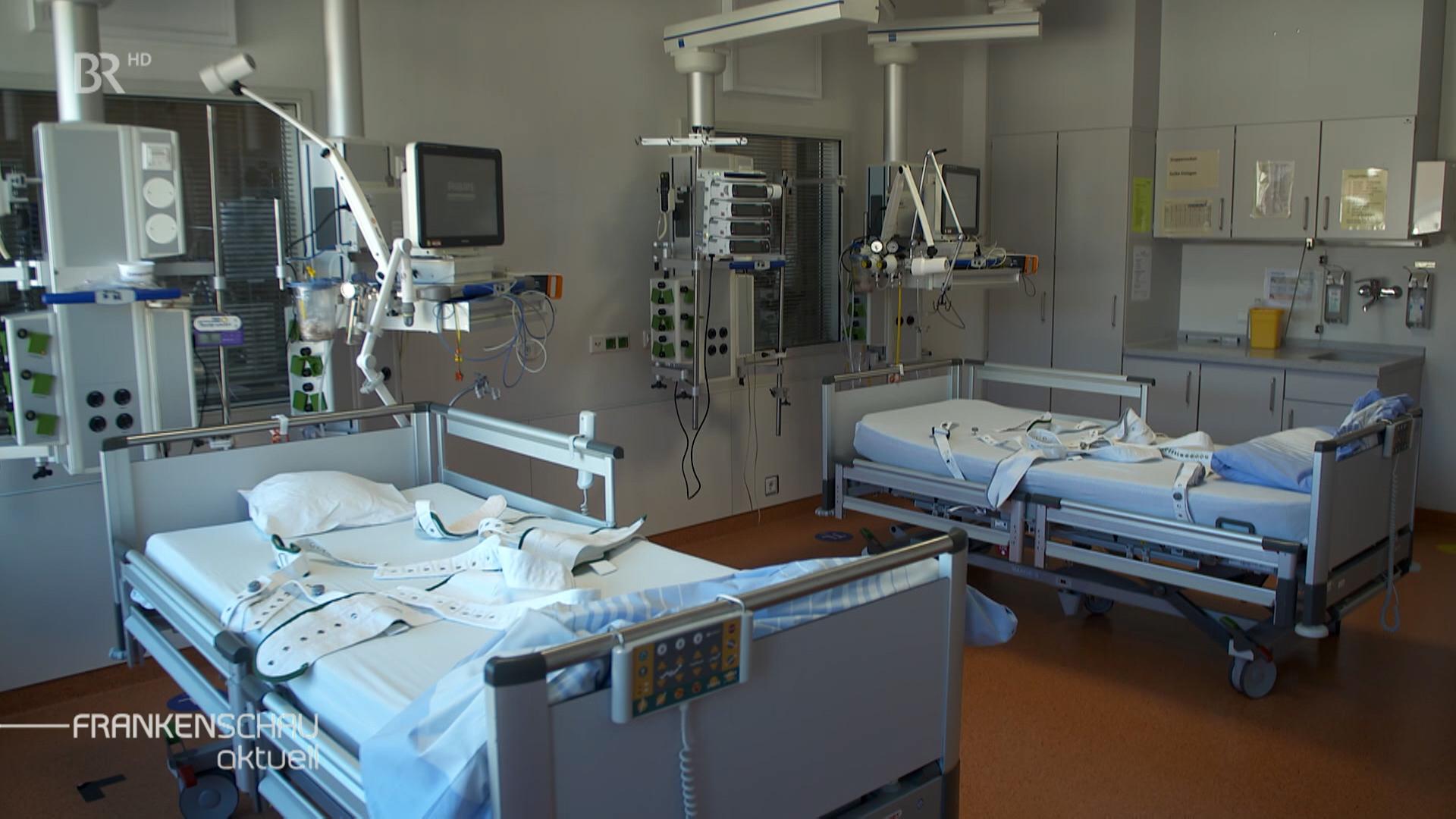 Ein Krankenhauszimmer mit sogenannten Toxbetten: Hier werden Patienten mit Drogenvergiftungen angebunden um Verletzungen vorzubeugen.